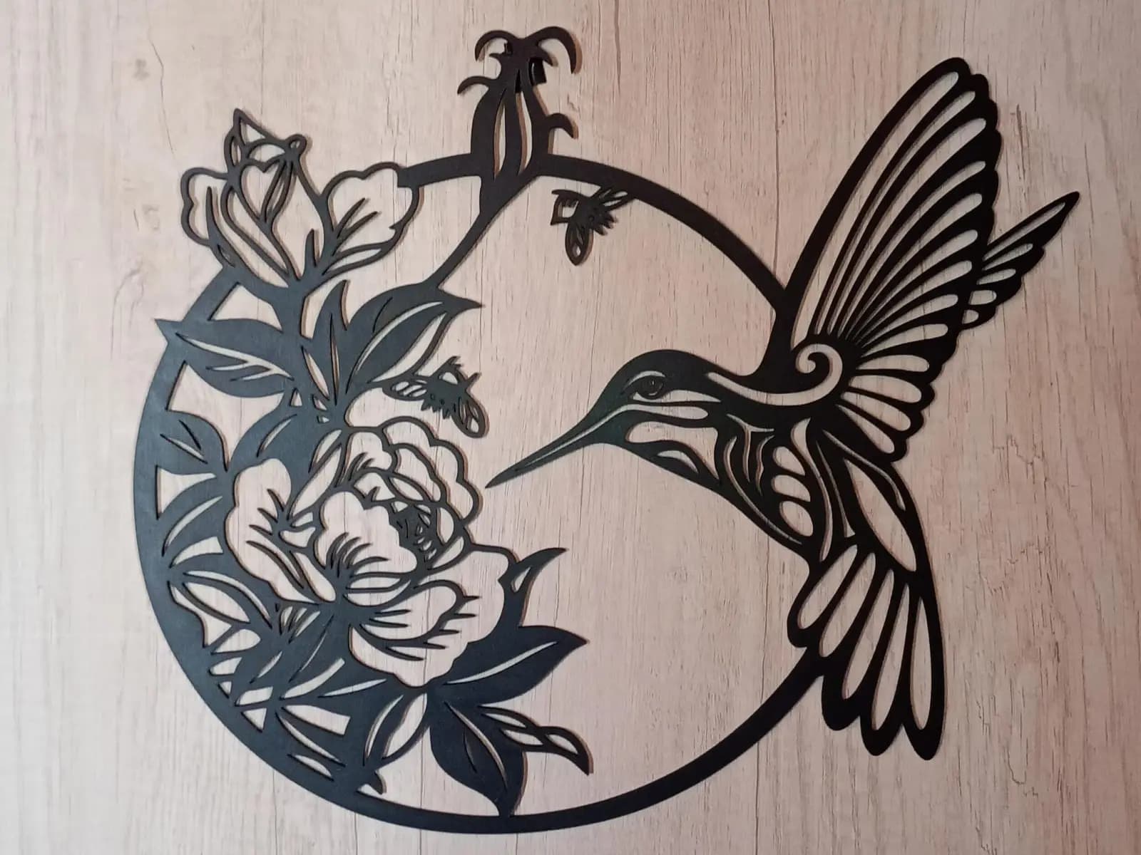 Colibrí entre Flores